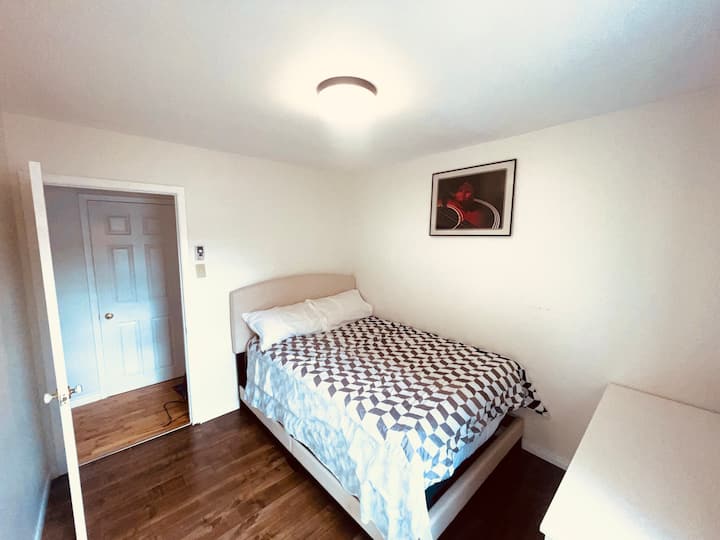 Dormitorio secundario con cama doble 