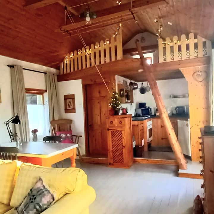 Sala de estar principal con entrepiso arriba