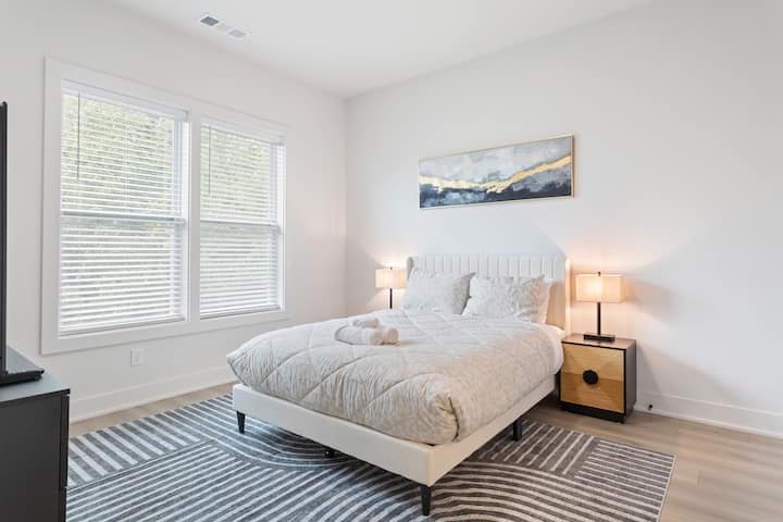 Втора спална соба за гости со удобен брачен кревет (широк 150 – 179 см), мека постелнина и модерни уметнички детали. Големите прозорци го исполнуваат просторот со природна светлина, создавајќи пријатна и мирна атмосфера за вашиот престој.