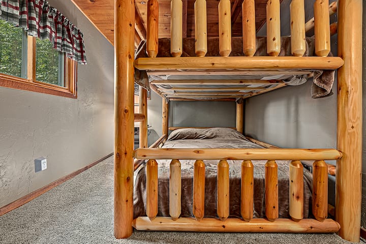 Приспособеен кревет на спрат со целосни душеци и нијанси за затемнување на собата. Крајна маса со ламба и двете имаат usb порти. Исто така, не се прикажани полици со резервни перници и ќебиња за секого.  