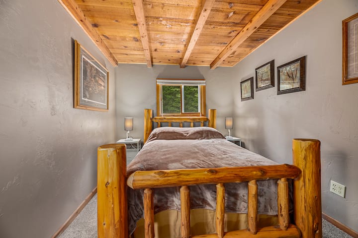 Брачен кревет (широк 150-179 см) со сенка за затемнување на собата, две крајни маси со светилки и USB порти. Исто така, не е прикажан мал гардеробер со преносен вентилатор и греалка ако е потребно. Исто така, не е прикажан гардеробер полн со резервни чаршафи и навлаки за перници за сите.  