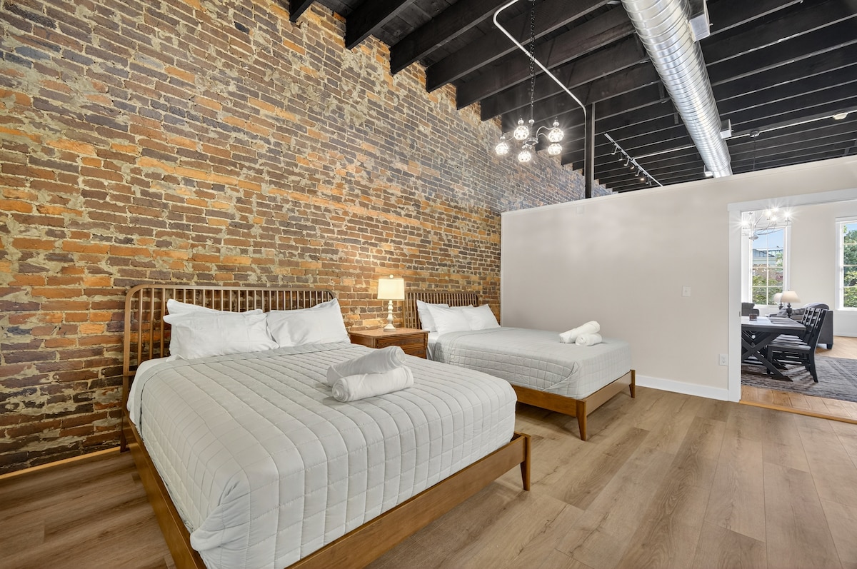 Супер удобни двойни легла в просторна спалня.