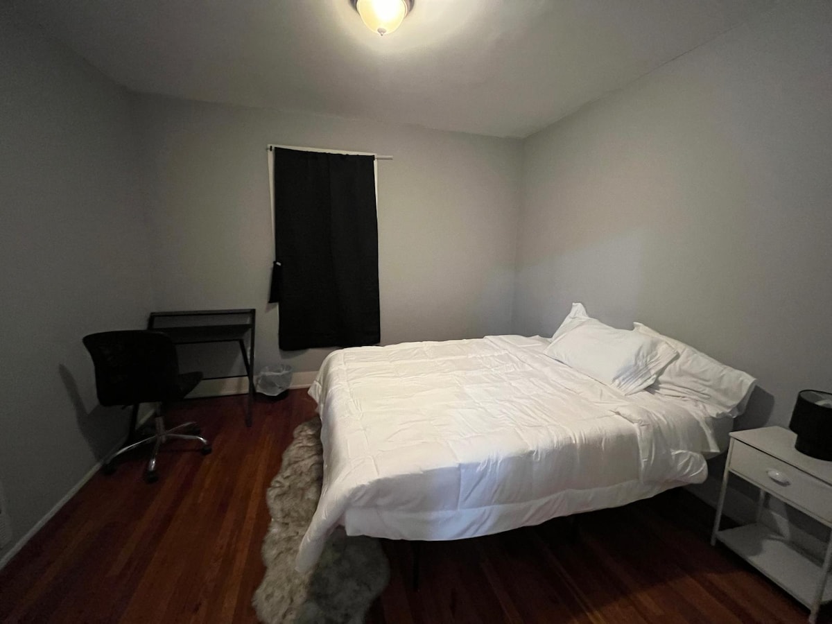 החדר כולל מיטת קווין סייז, וילונות האפלה ואזור עבודה.