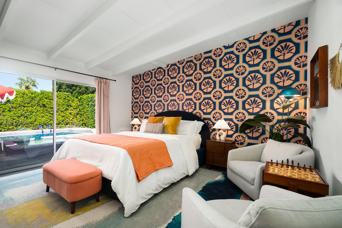 Spavaća soba 5 ima veliki bračni krevet, odvažne tapete iz sredine prošlog stoljeća i izravan pristup dvorištu i bazenu kroz klizna stijena vrata.