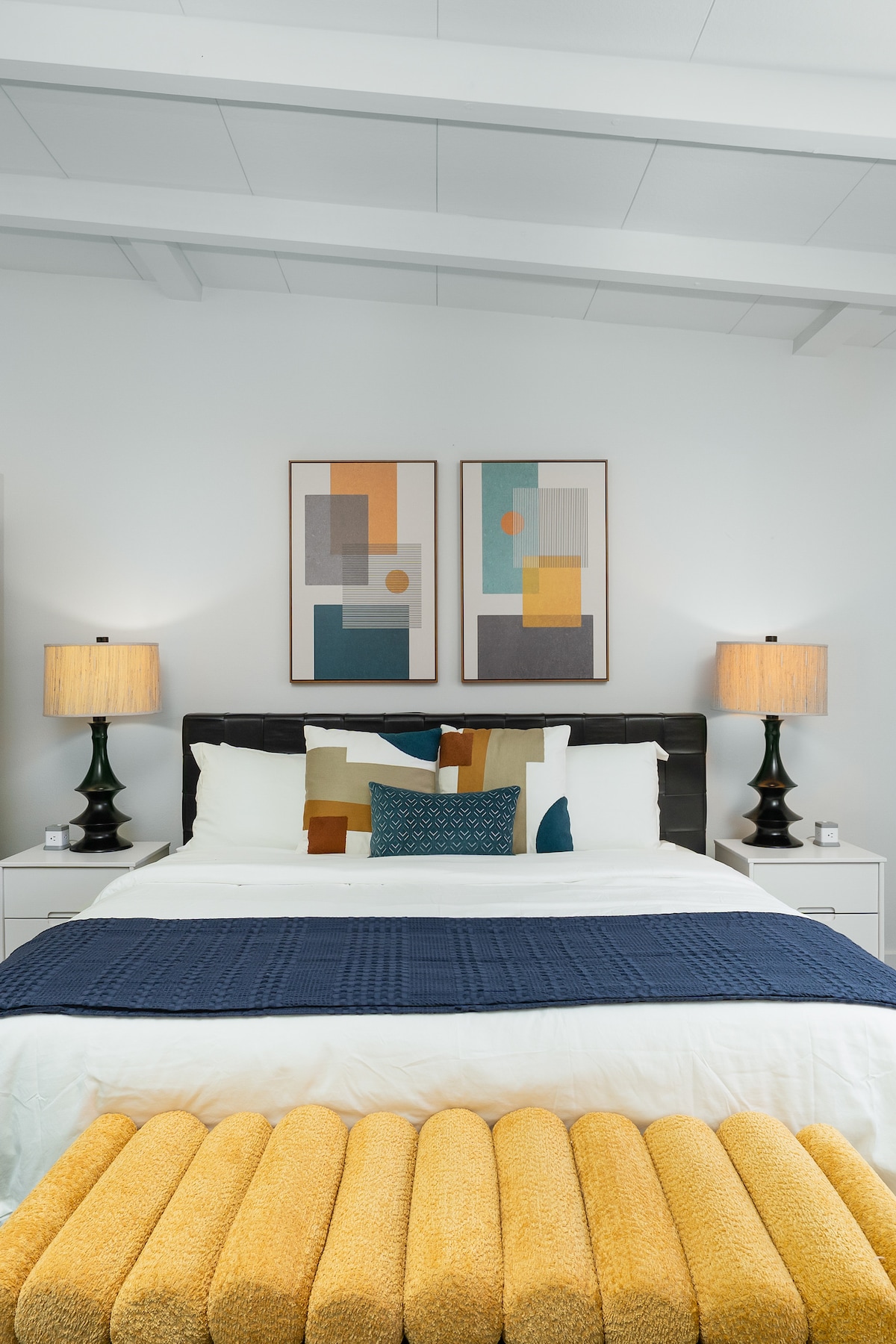 Geometrijska umjetnost, slojevite teksture i veliki bračni krevet s mekanim madracem stvaraju pažljivo uređenu oazu.