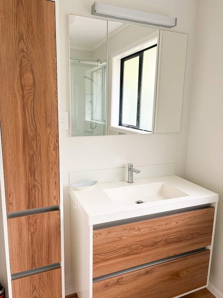 Full bathroom image 3