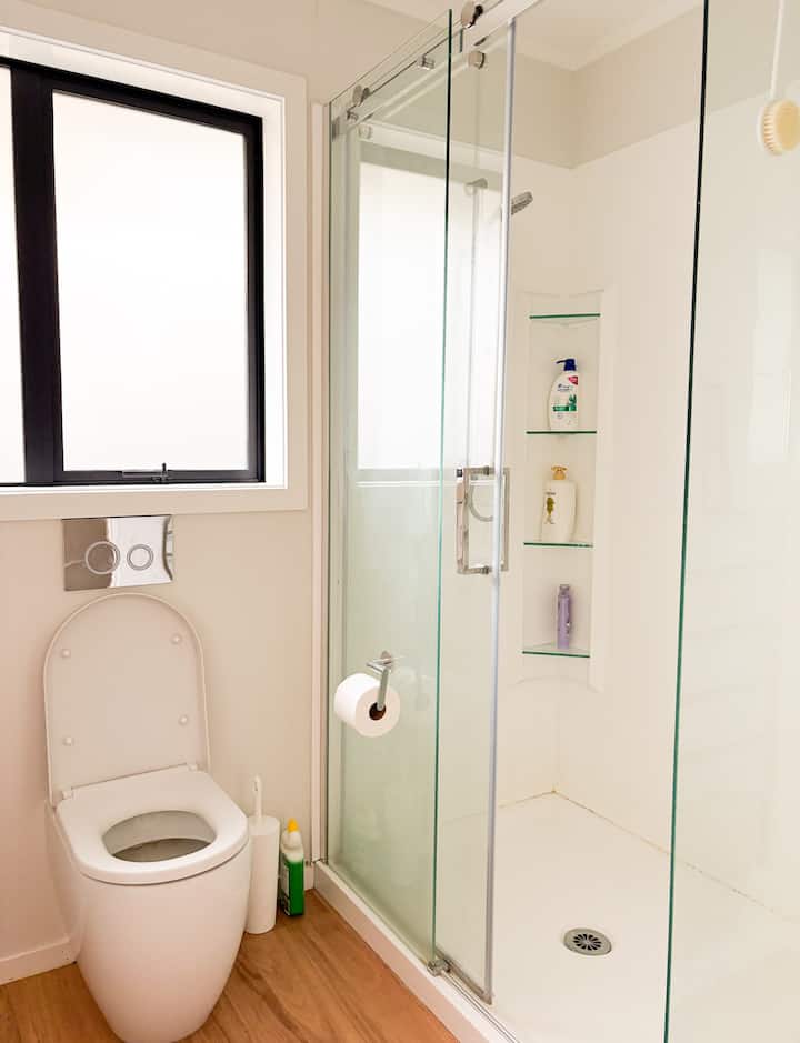 Full bathroom image 1
