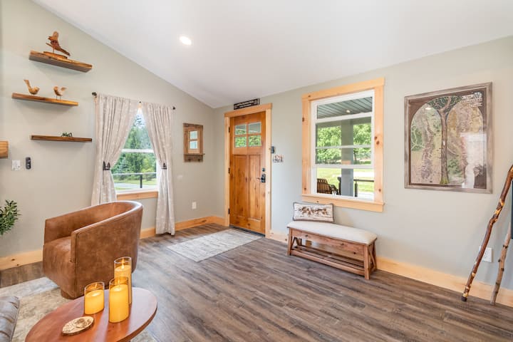 Cozy rustic cabin furniture with queen sized pull out couch. Propane fireplace and nice cabin blankets for those cozy nights.