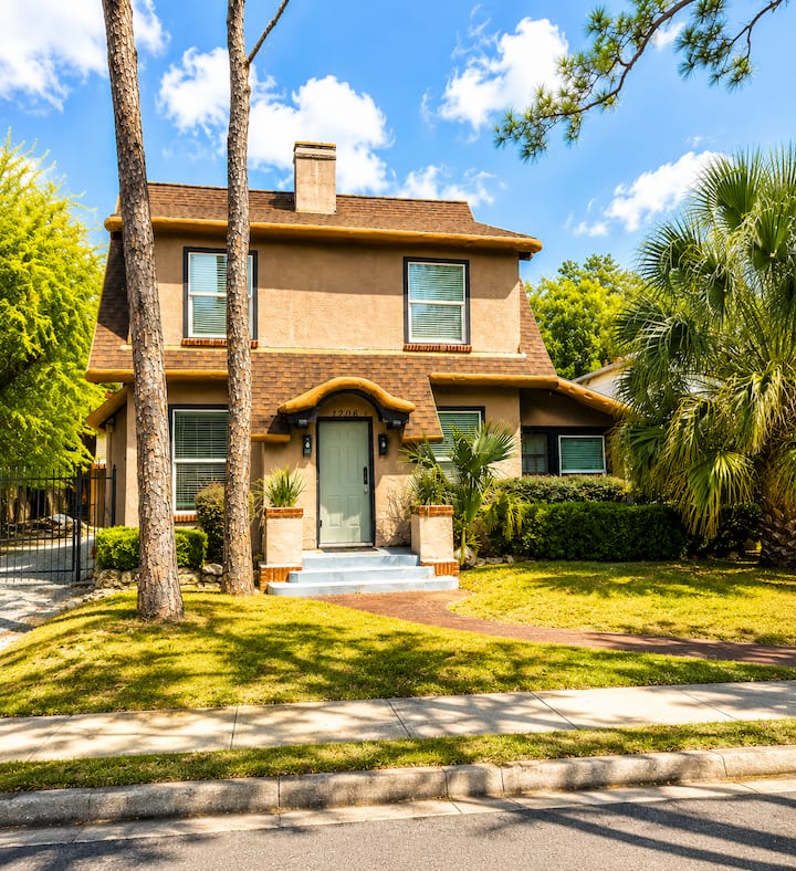 Walkable Houston Gem | Sleeps 8 | Montrose - Houston, TX