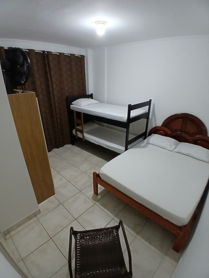 cuarto 2
Cama doble, litera y armario