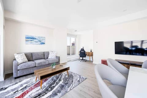 Successful Airbnb property: Spacious 3-BDR Home with Incredible View + parking in York South—Weston