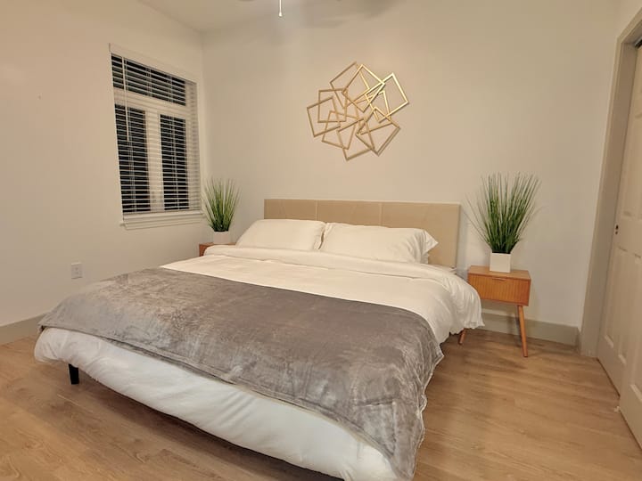 Уютна главна спалня с ТВ салон и пуфове за отдих