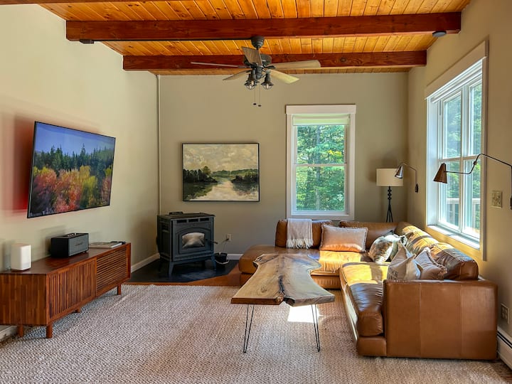 Cozy and Private Hideaway | Hot Tub + Pellet Stove
