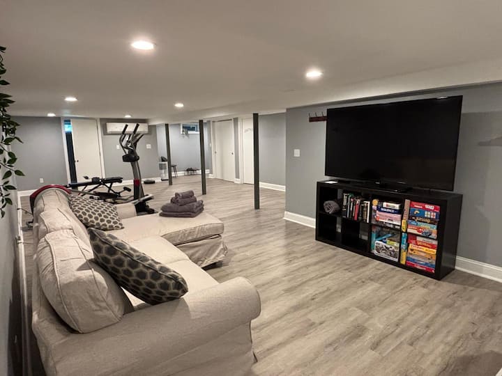 Serenity: Entire Fully Finished Basement Retreat - Fairfield, CT