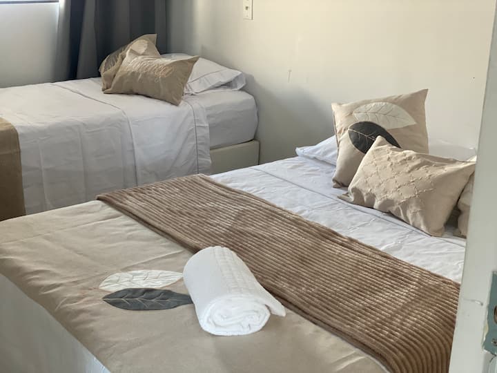 Chumba cha kulala chenye vitanda viwili vya starehe, mazingira safi na yenye starehe.