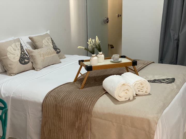 Chumba cha kipekee chenye kitanda kizuri sana, ambacho hutoa usingizi wa usiku wenye kuburudisha.