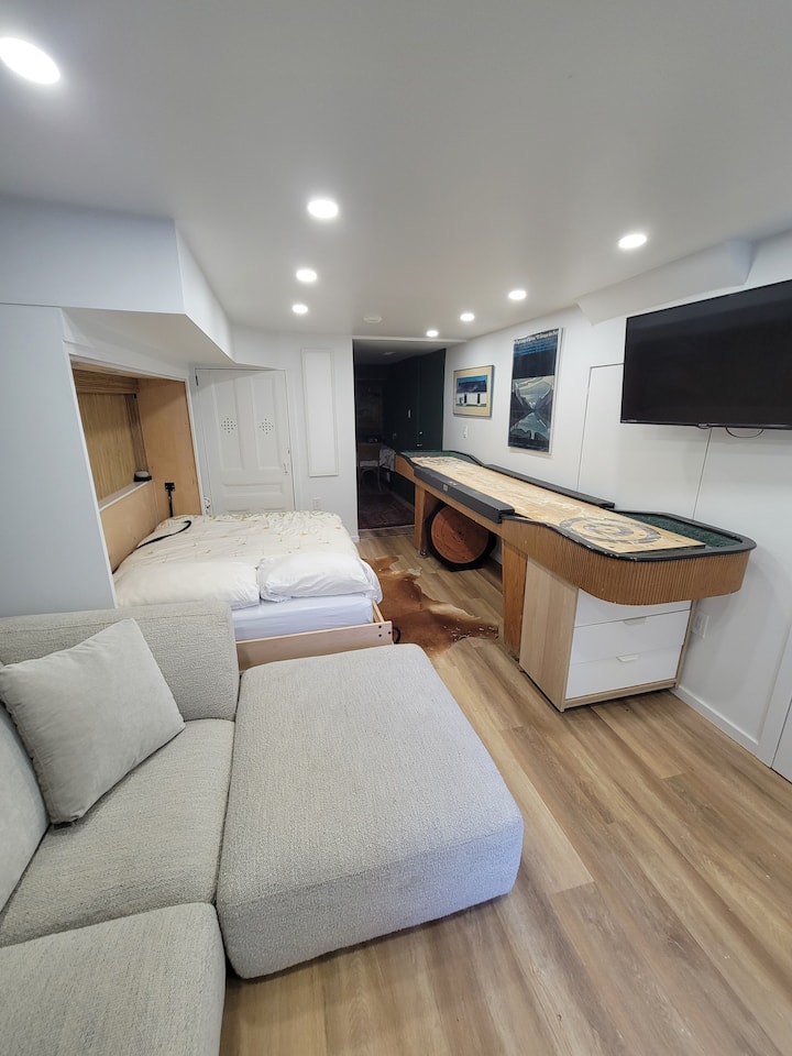 The Shuffleboard Suite/laundry/ Wifi/ Transit - Toronto