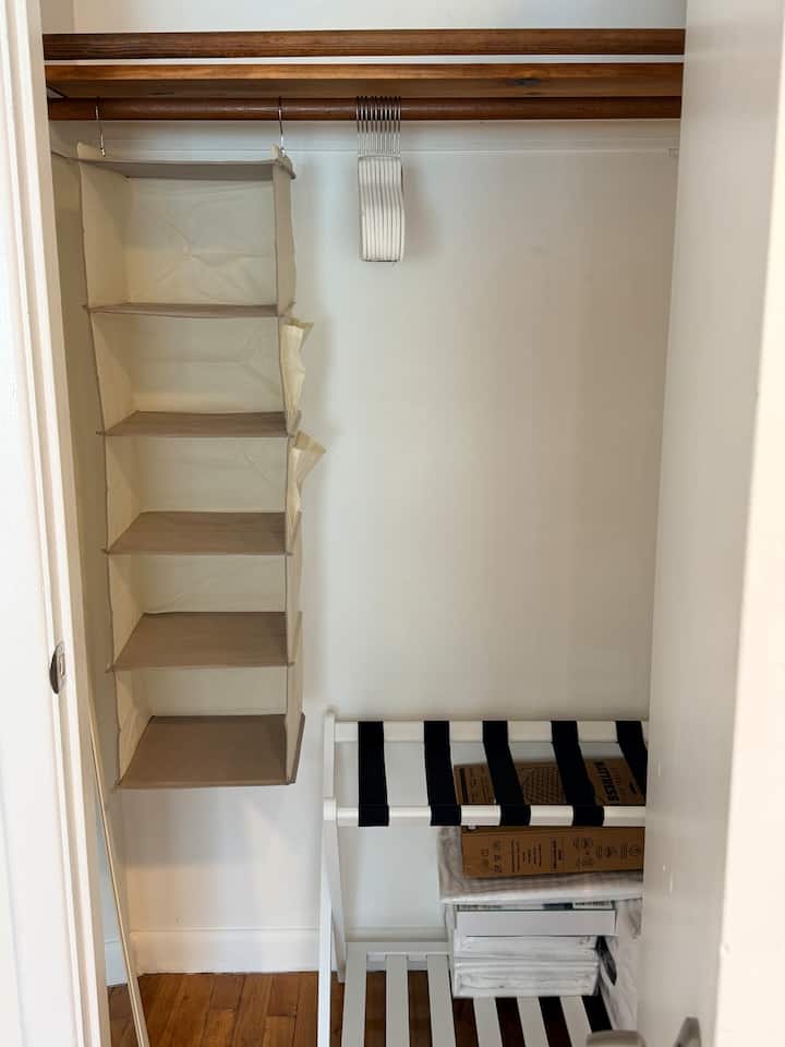 კარგად აღჭურვილი კარადები ყველა საჭირო ნივთით