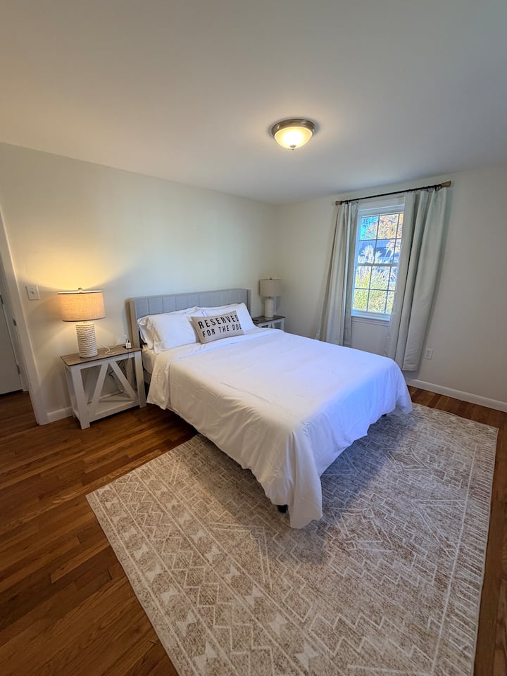 ლამაზი და მშვიდი ძირითადი საძინებელი. გამუქრებული ფარდები და ლუქს‑კლასის თეთრეული საწოლში დარჩენასა და დასვენებას გიბიძგებთ.