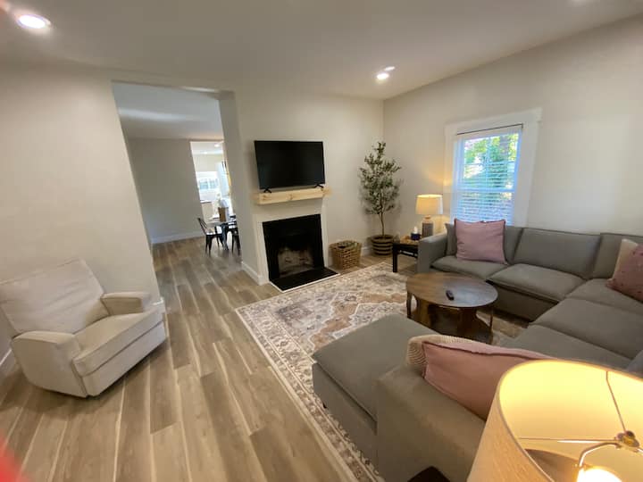 Modern Comfort Meets Downtown Mayberry Charm! - Mount Airy, NC
