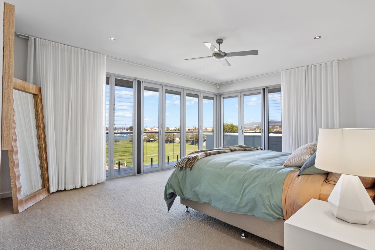 ბუნებრივი სინათლით სავსე, იატაკიდან ჭერამდე მინის კედლებიანი მთავარი ლუქს‑კლასის ნომერი, რომელშიც არის საოცნებო საწოლი, პირადი აივანი, დიდი გარდერობი და საკუთარი სააბაზანო, კომფორტისა და ნეტარების იდეალური ნაზავია.