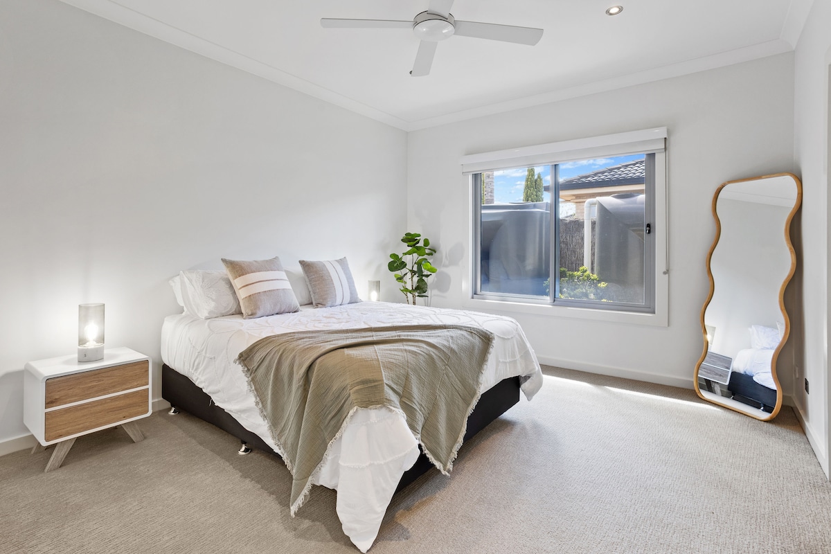 საწოლი 152×203 სმ, ჩაშენებული კარადა ხალათებისთვის და რბილი ბუნებრივი ტონები საძინებელს 4 განსაკუთრებულად აქცევს.