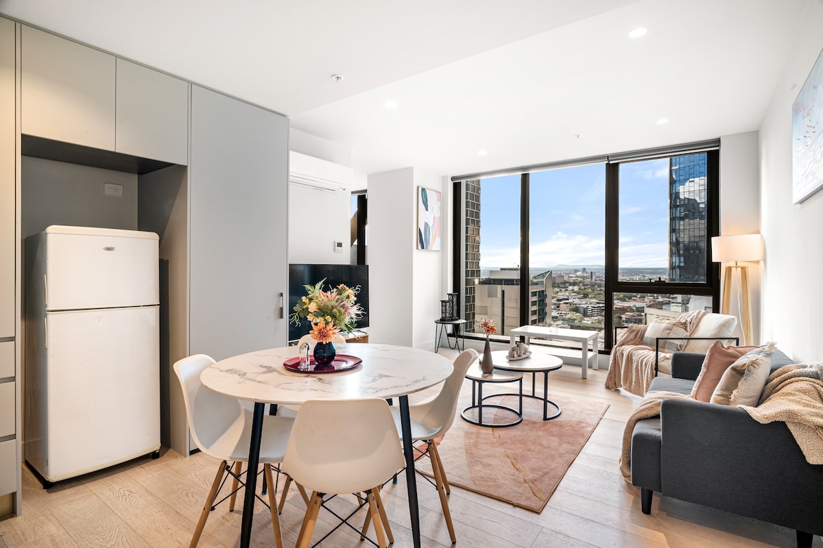 Luxe Sky High 2B2B CBD Apt | Pool, Gym, Spa & View - Apartments for ...