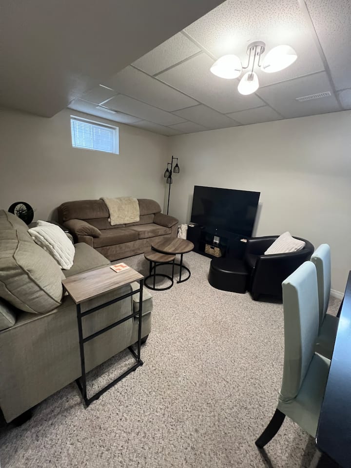Cozy Retro Basement Suite Your Home Away From Home - 레스브리지
