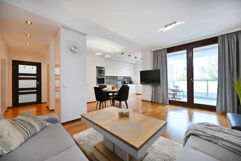 Top Airbnb: Modern & Comfy Gem in Wola with Balcony, Parking! in Mazowieckie