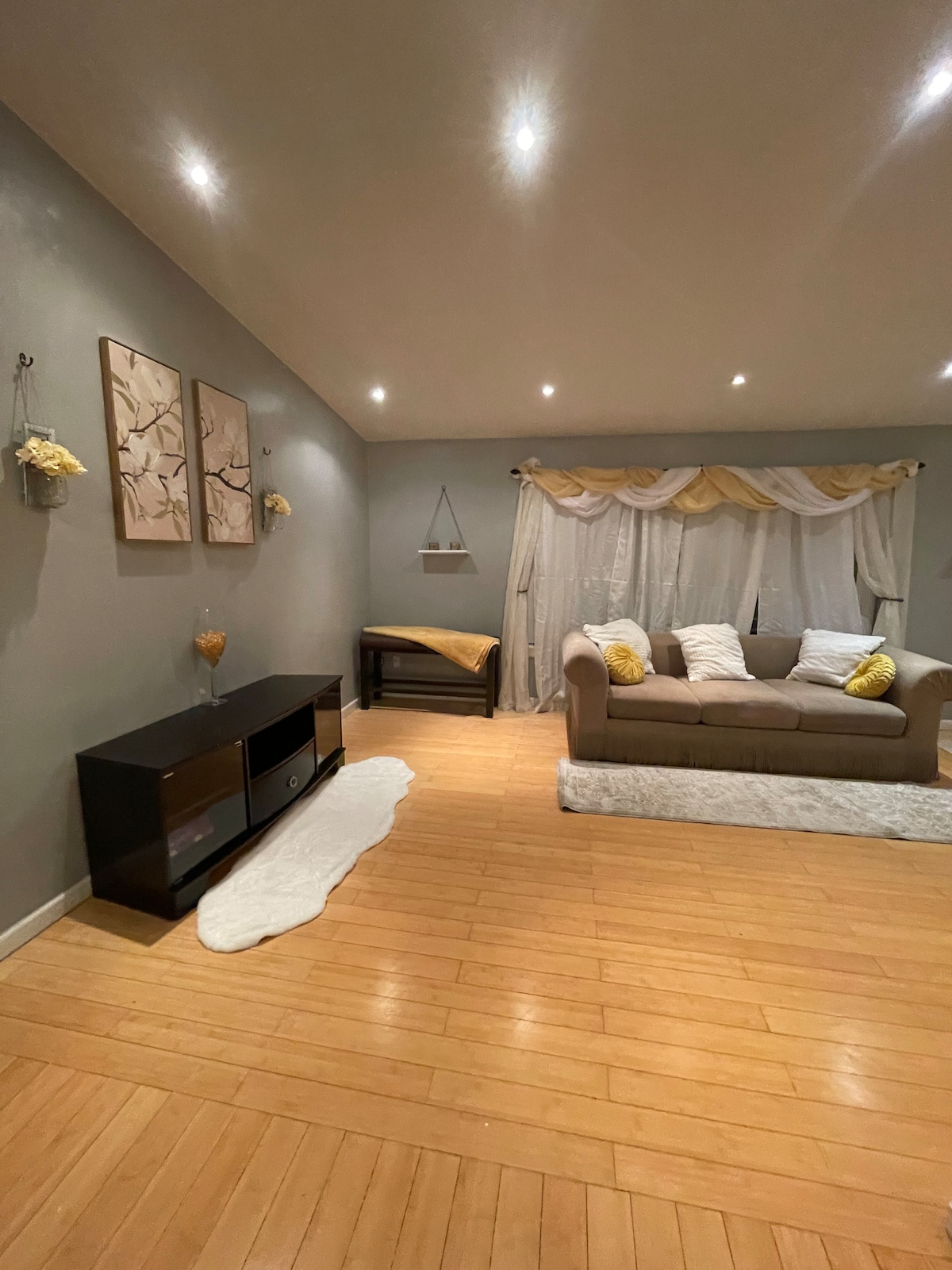 Chic & Serene NE Philly Stay l Desk + In-Unit W/D