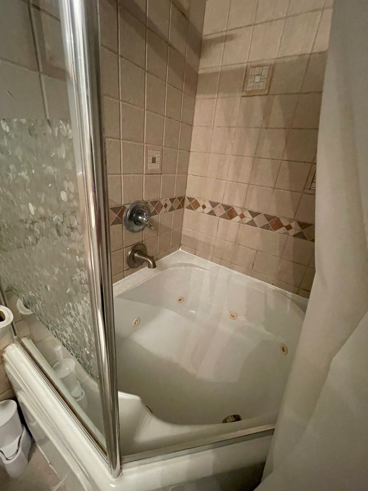 Chic & Serene NE Philly Stay l Desk + In-Unit W/D