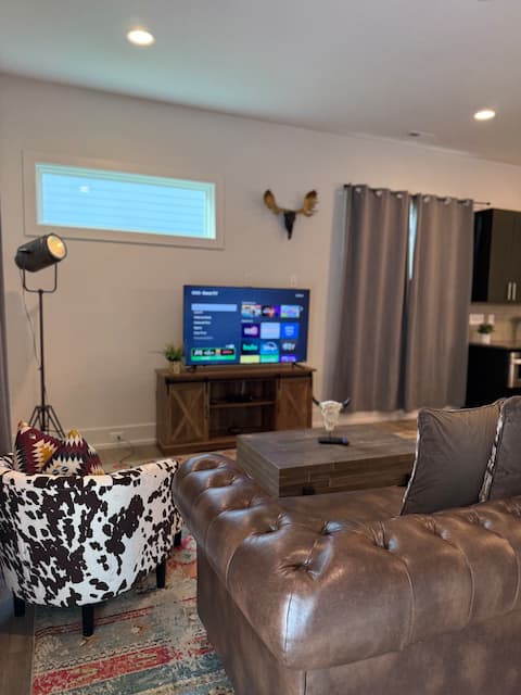 Popular Airbnb listing: Stunning Modern Spacious Tranquil 4 Bedroom Home in Sugaw Creek / Ritch Ave