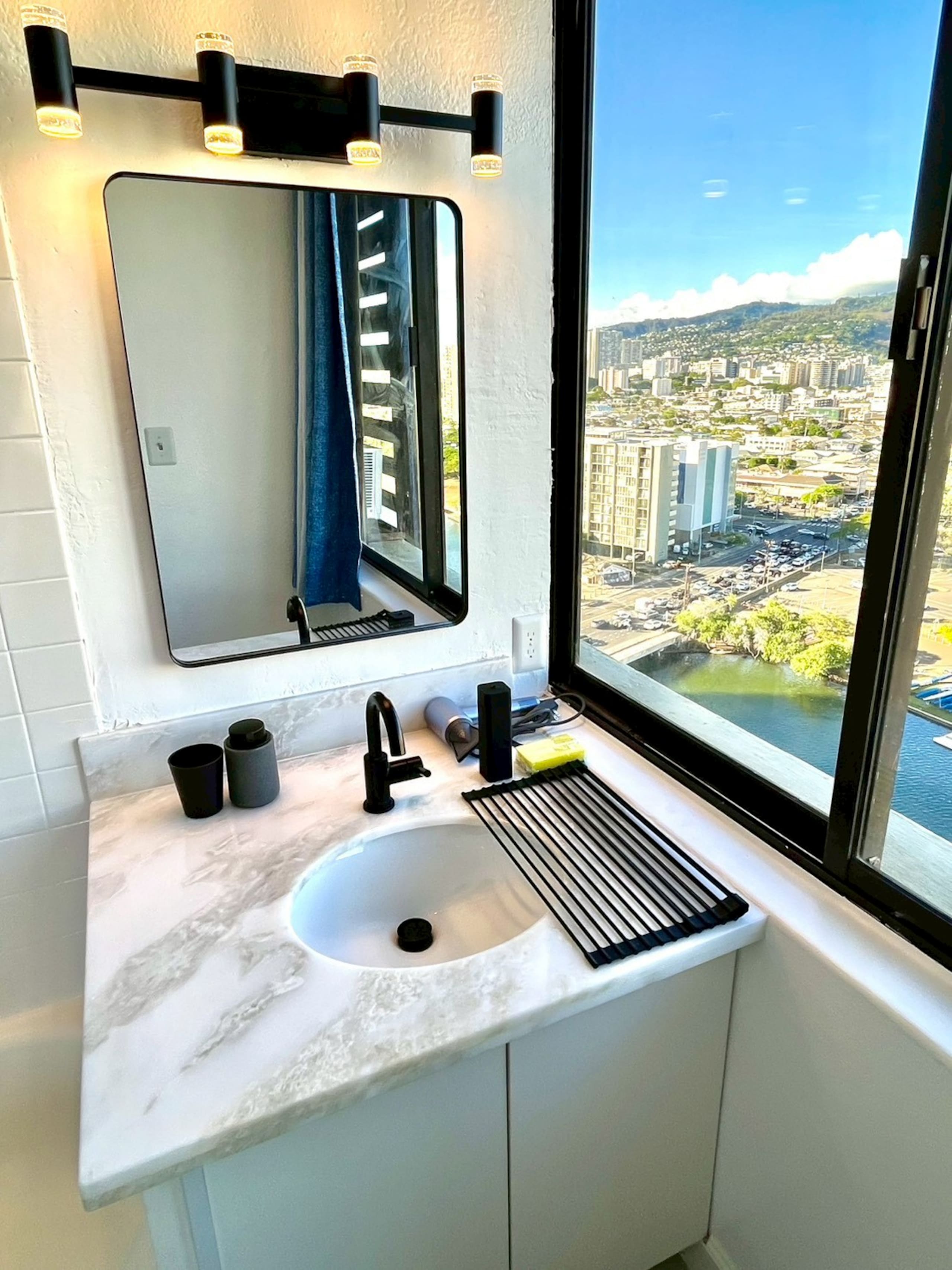 Condo in Honolulu · ★5.0 · Studio · 1 bed · 1 bath - Image 3