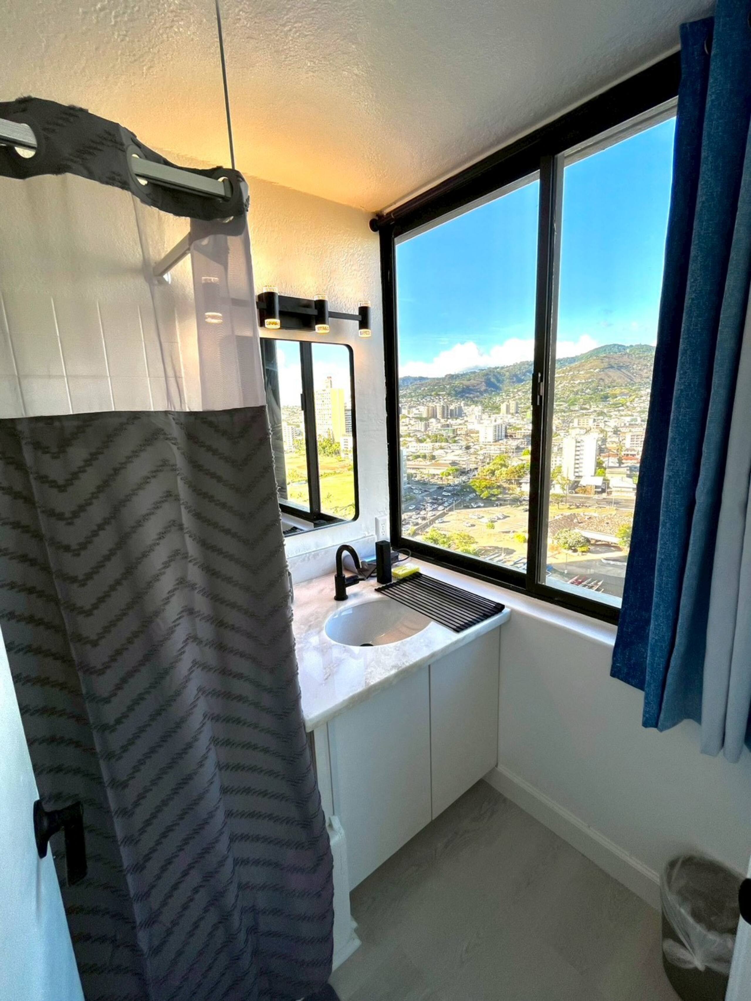 Condo in Honolulu · ★5.0 · Studio · 1 bed · 1 bath - Image 2