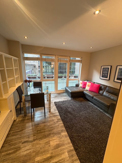 Top performing Airbnb: Modern Apartment at the Grand Canal in Grand Canal Dock