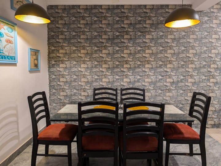 Dining area image 1