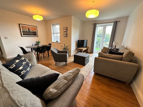 Popular Airbnb listing: Modern Two Bedroom Apartment - Birkdale Village in Southport