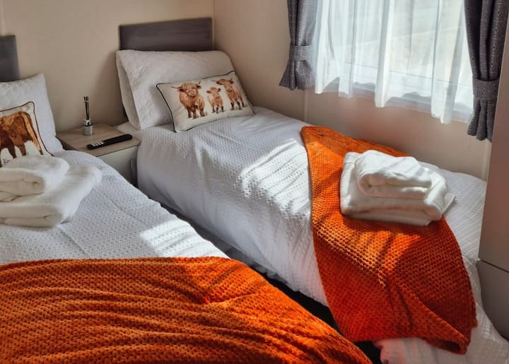 ห้องพักที่มีเตียงเดี่ยว 2 เตียงน่ารักและอบอุ่น