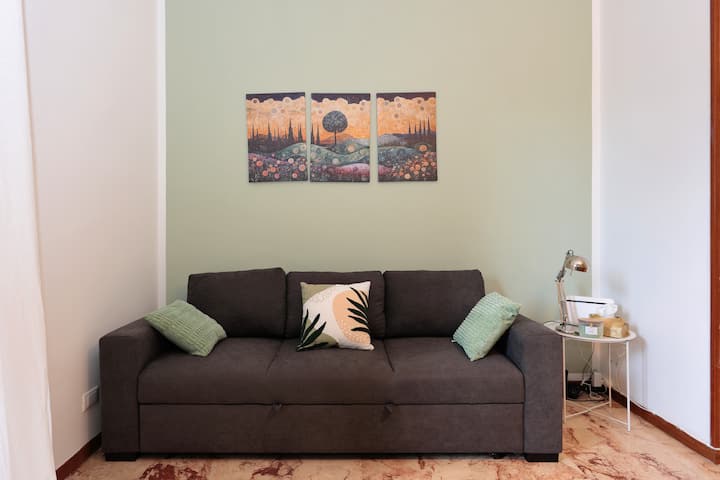 ห้องนั่งเล่นพร้อมโซฟาสำหรับช่วงเวลาผ่อนคลายของคุณ