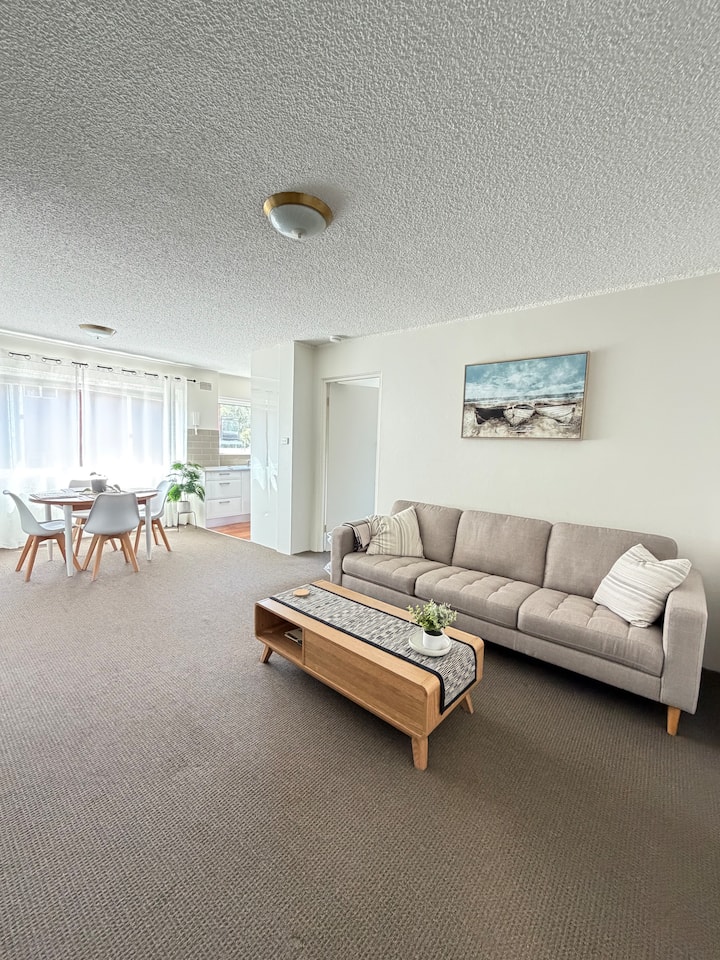 Coogee Beach Lifestyle: Prime Location + Parking - Coogee