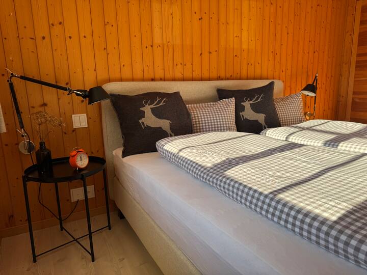 Schlafzimmer 1