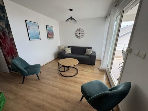 Popular Airbnb listing: 2-Bedroom Apartment - Beautiful Sea View - Saint-Gilles in Saint Paul