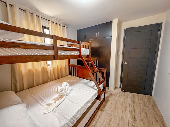 Kitanda cha ghorofa (1 single, 1 double) kilicho na kitanda cha mtu mmoja kinachovutwa nje.