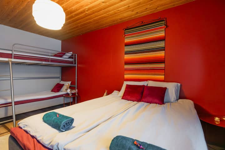 1 ორადგილიანი საწოლი და 1 ორსართულიანი საწოლი