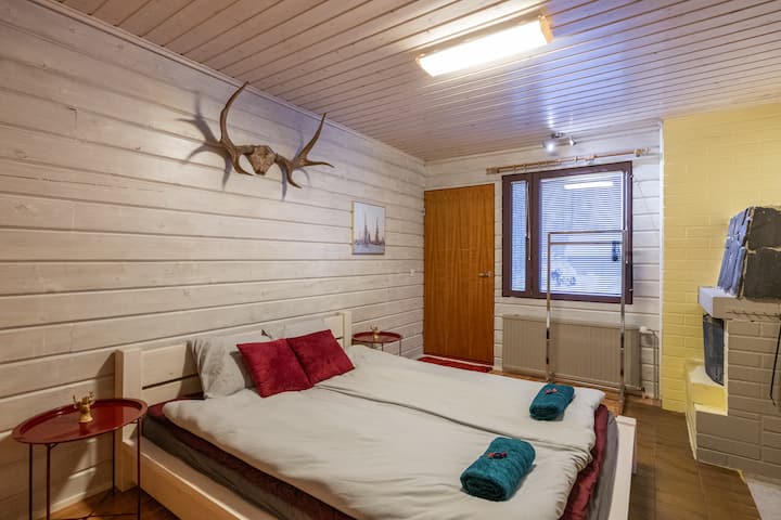 ორადგილიანი საწოლი. ბუხარი არ მუშაობს. 