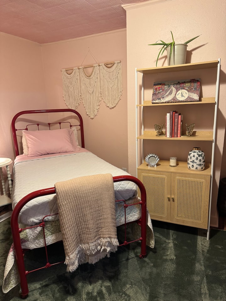 Hosťovská spálňa s manželskou posteľou. Práčka a sušička sú v tejto miestnosti. 