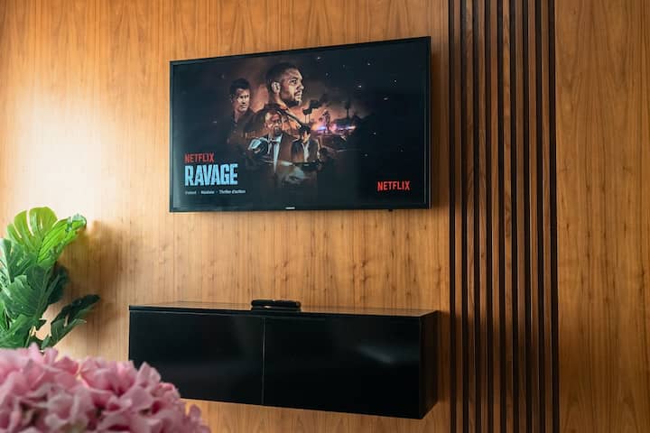 43-инчов смарт телевизор Samsung с достъп до Netflix и Wi-Fi с 20 Mbps