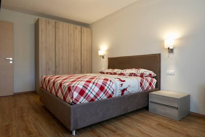 חדר מרווח ונעים, יש בו מיטה נוחה, ארון בגדים גדול, שידות ליד המיטה, כורסה וטלוויזיה עם מסך שטוח. חלון הפנורמה המואר מציע הרבה אור טבעי ואווירה חמימה ומרגיעה, אידיאלית כדי להרגיש כמו בבית.