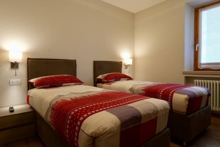 חדר נעים ושקט, אידיאלי לחברים או למשפחה. יש בו מיטות יחיד נוחות (או מיטה זוגית), ארון בגדים מרווח, שידות ליד המיטה וכל מה שאתם צריכים כדי ליהנות משהייה נוחה. 