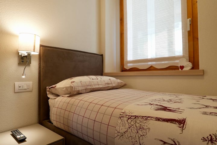 חדר יחיד נעים ומתוחזק היטב, מצויד בכל השירותים לאורח ובטלוויזיה עם מסך שטוח. מקום אינטימי ושקט, אידיאלי למי שרוצה פרטיות, רוגע ושהייה נוחה.